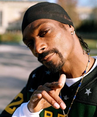 Snoop doggy dog showing the Sign of Satan